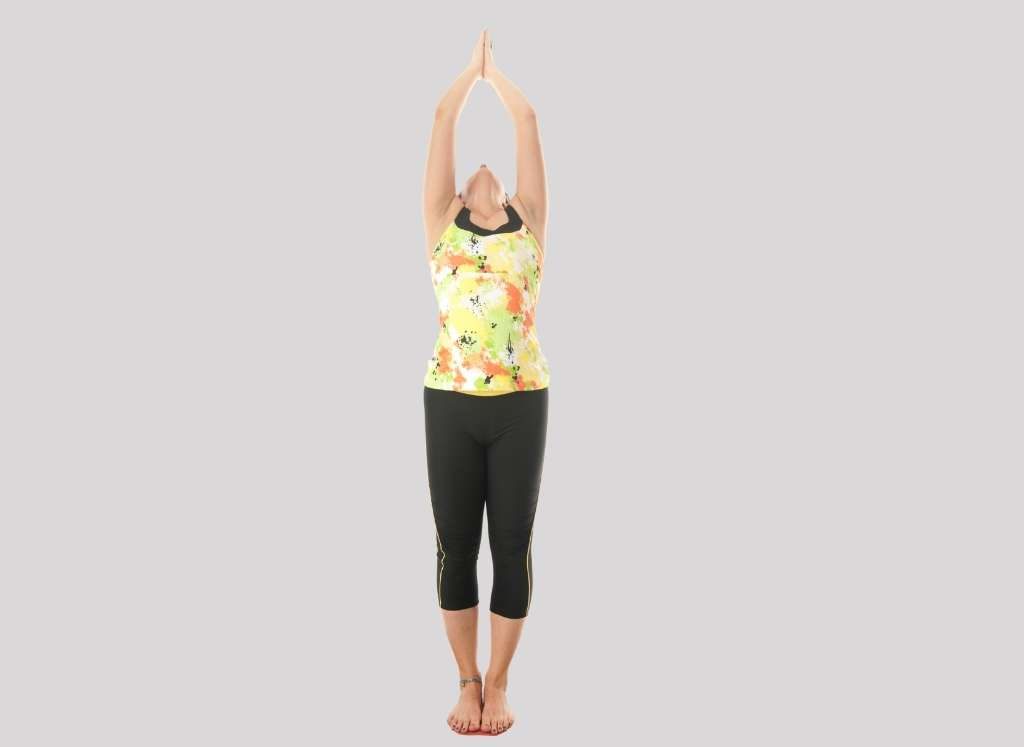 What Is the Raised Hands Pose (Urdhva Hastasana) In Yoga? Tips, Technique,  Correct Form, Benefits and Common Mistakes